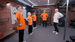 Зарядка для «серебряного» возраста. Упражнения для подвижности позвоночника и колен, а также мышц пресса