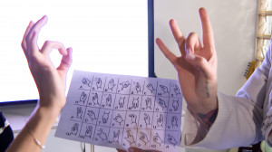 Полезный навык и ещё один «иностранный»: студия «Тацида» учит русскому жестовому языку всех желающих