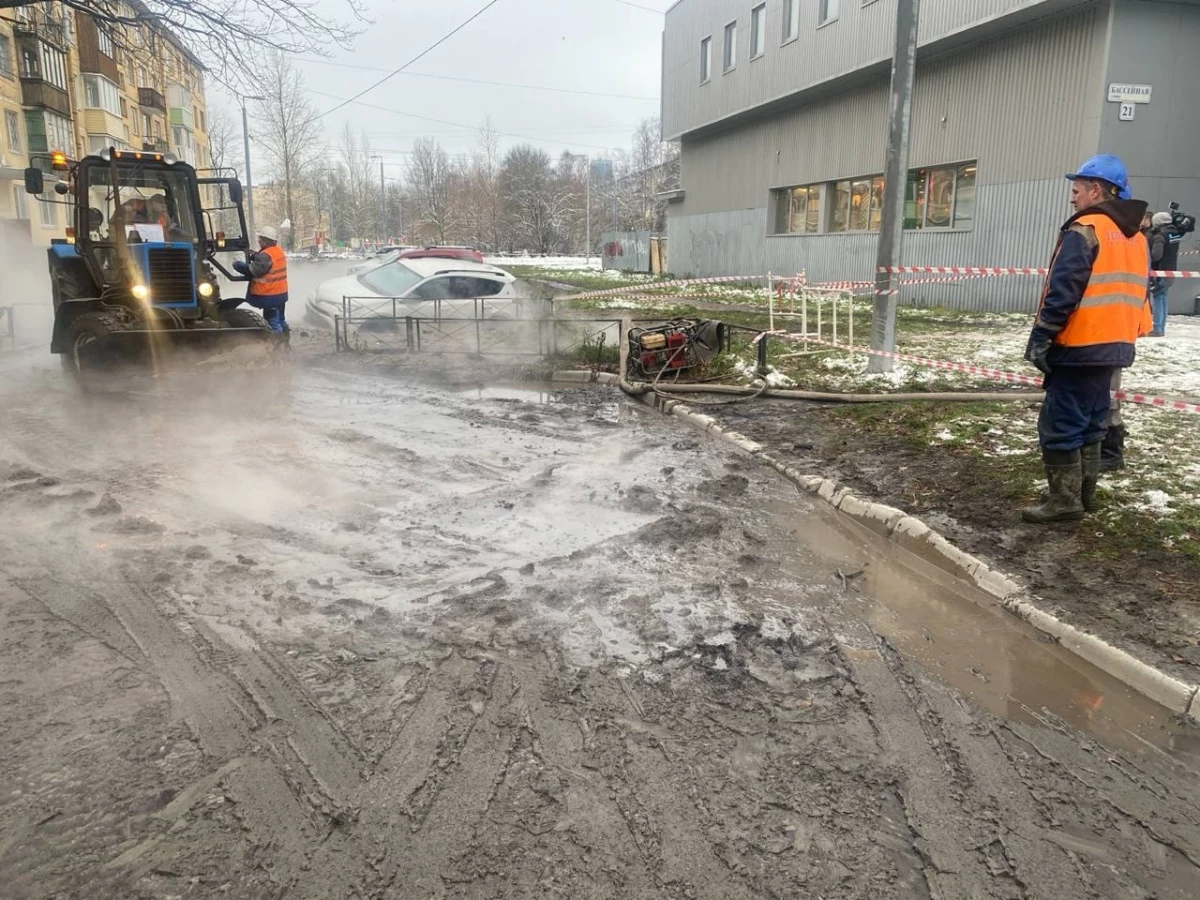 Из-за прорыва трубы на Бассейной улице временно изменили маршруты автобусов - tvspb.ru