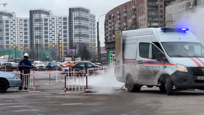 На проспекте Большевиков прорвало трубу — подтоплена парковка, подача тепла будет ограничена