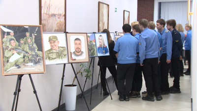 В петербургском филиале фонда «Защитники Отечества» открылась выставка работ Анастасии Фроловой, посвященных бойцам СВО