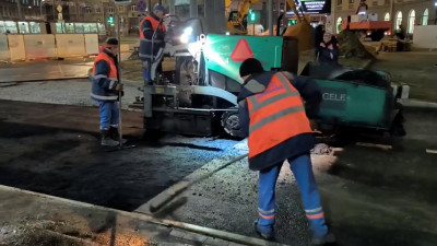 «Водоканал» показал, как укладывают асфальт на месте просадки грунта на Энгельса