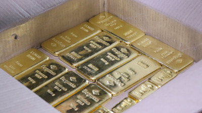 Псковские таможенники конфисковали 13 кг золота: иностранец пытался провезти слитки в «доме на колесах»