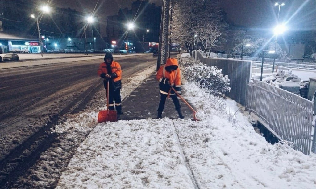 Сергей Петриченко: Более тысячи работников вручную очищают и подметают труднодоступные участки города - tvspb.ru