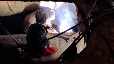 Прорыв трубы на улице Маршала Казакова: подачу горячей воды ограничили в 22 домах