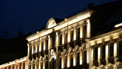 Александр Беглов: Архитектурный ансамбль из пяти зданий на набережной Адмиралтейского канала получил современную художественную подсветку из почти пятисот светодиодных светильников