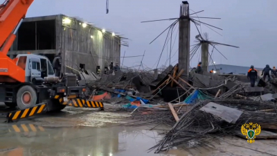 Сырой бетон и люди под завалами: в Южно-Сахалинске спасатели работают на месте обрушения дома