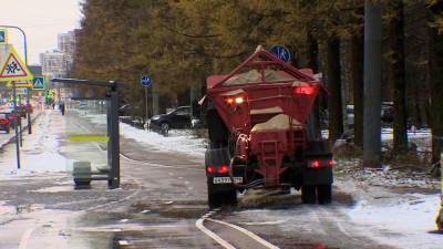 Последствия первого снегопада: в Петербурге в усиленном режиме убирают снег и обрабатывают дороги