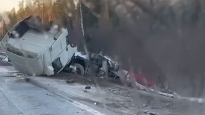 Грузовики, трактор и легковушка столкнулись на скользкой трассе под Усть-Лугой