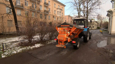 Коммунальные службы Петербурга в усиленном режиме устраняют последствия циклона