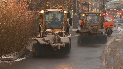 Последствия циклона на улицах города устраняют 656 единиц уборочной техники и более 900 дворников