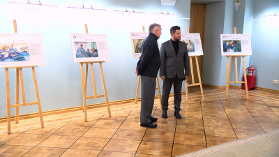 О врачах и бойцах: в петербургском Доме национальностей открылась фотовыставка «Своих не бросаем»