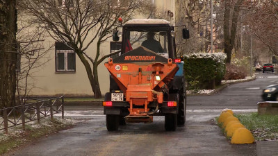 Больше всех досталось югу: в Петербурге убирают первый снег