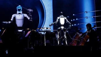 Впервые на исторической сцене Мариинского театра с оркестром выступил робот-дирижер