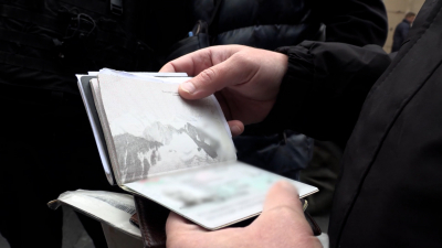 Полиция с собаками провела масштабный рейд у миграционного центра в Петербурге