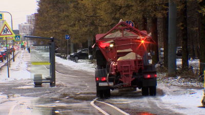 В Петербурге более 780 машин и тысяча дворников вышли чистить снег