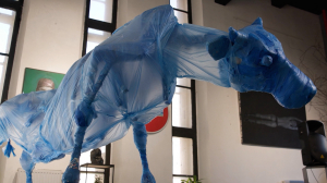 Мусорная корова — высказывание через искусство и личная история художника