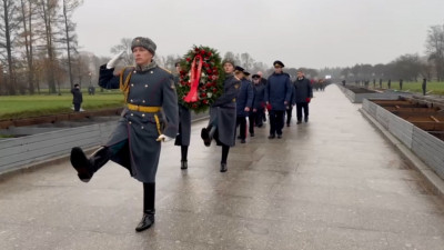 На Пискаревском кладбище почтили память погибших полицейских
