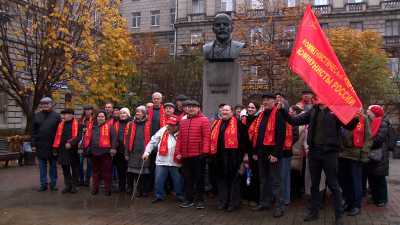 В Ново-Ленинском сквере возложили цветы к памятнику Владимиру Ленину