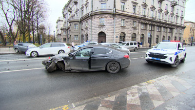 Полицейские разбираются в обстоятельствах массового ДТП на Каменноостровском проспекте