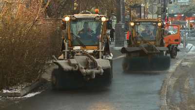 780 машин и тысячи дворников убирают Петербург после снегопада