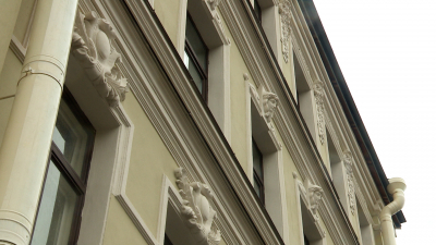 Исторические наличники и зеркала с маскаронами: загадочные охтинские незнакомки вновь взирают с фасада доходного дома на Панфиловой улице