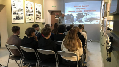 В мариупольском Музее Жданова открылась выставка «Дорога жизни»