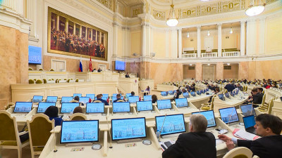 Контроль за алкомаркетами и запрет на продажу вейпов: как прошло заседание ЗакСа в Мариинском дворце