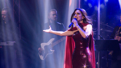 В БКЗ «Октябрьский» прошел сольный концерт певицы Зары, посвященный 30-летию на сцене
