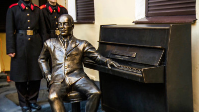 В Петербурге открыли памятник Исааку Дунаевскому