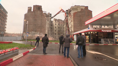 На улице Розенштейна начался демонтаж дворовой части частично обрушившегося дома