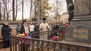 Петербуржцы возложили цветы к могиле Достоевского в Александро-Невской Лавре