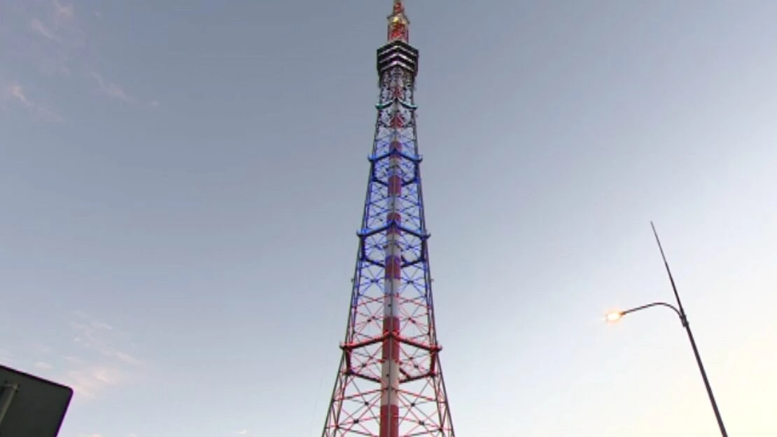 Петербургская телебашня засияла цветами триколора в День народного единства - tvspb.ru