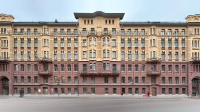 Доходному дому на улице Правды вернули исторический цвет: реставрация подходит к концу