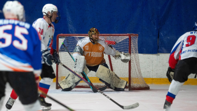 Любительская хоккейная сборная Петербурга сразилась на льду с командой из ДНР