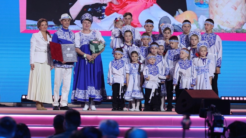 В Национальном центре «Россия» наградили лучшие семьи страны - tvspb.ru