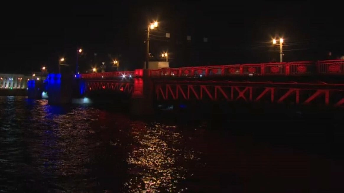 Дворцовый мост украсила праздничная подсветка в честь Дня народного единства - tvspb.ru