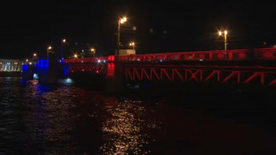 Дворцовый мост украсила праздничная подсветка в честь Дня народного единства