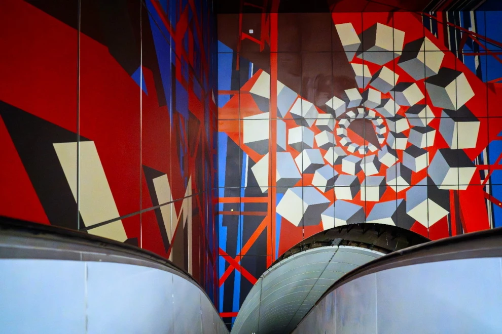 Александр Беглов: Завершен монтаж панно в вестибюле станции новой Красносельско-Калининской линии «Путиловская» - tvspb.ru