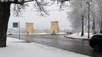 В саду у Египетских ворот начали устанавливать наружное освещение