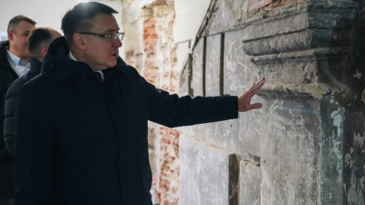 Вице-губернатор Владимир Омельницкий проконтролировал ход реставрации Смольного монастыря