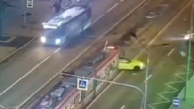 В ДТП напротив станции «Площадь Мужества» пострадали два человека