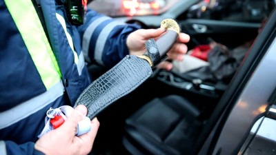 В ходе рейда в Петроградском районе выявили нарушителей с оружием и запрещенными препаратами