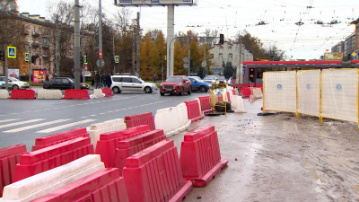 Размытый грунт и просадка асфальта: как прорыв трубы изменил движение транспорта на проспекте Энгельса