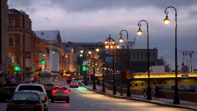 В Петербурге обновляют уличное освещение и подсветку мостов