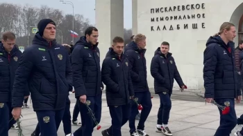 Возложение цветов и подготовка к матчу с Перу: Сборная России по футболу приехала в Петербург