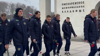 Возложение цветов и подготовка к матчу с Перу: Сборная России по футболу приехала в Петербург
