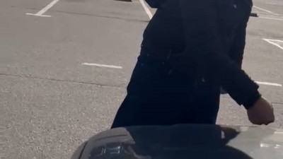 В Петербурге мужчина выместил ярость на «Ладе» из-за сорванной продажи телефона