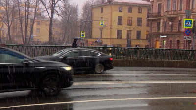 Синоптики предупредили петербуржцев о мокром снеге и скользких дорогах