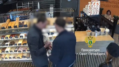 Двое петербуржцев ограбили булочную и съели добычу дома